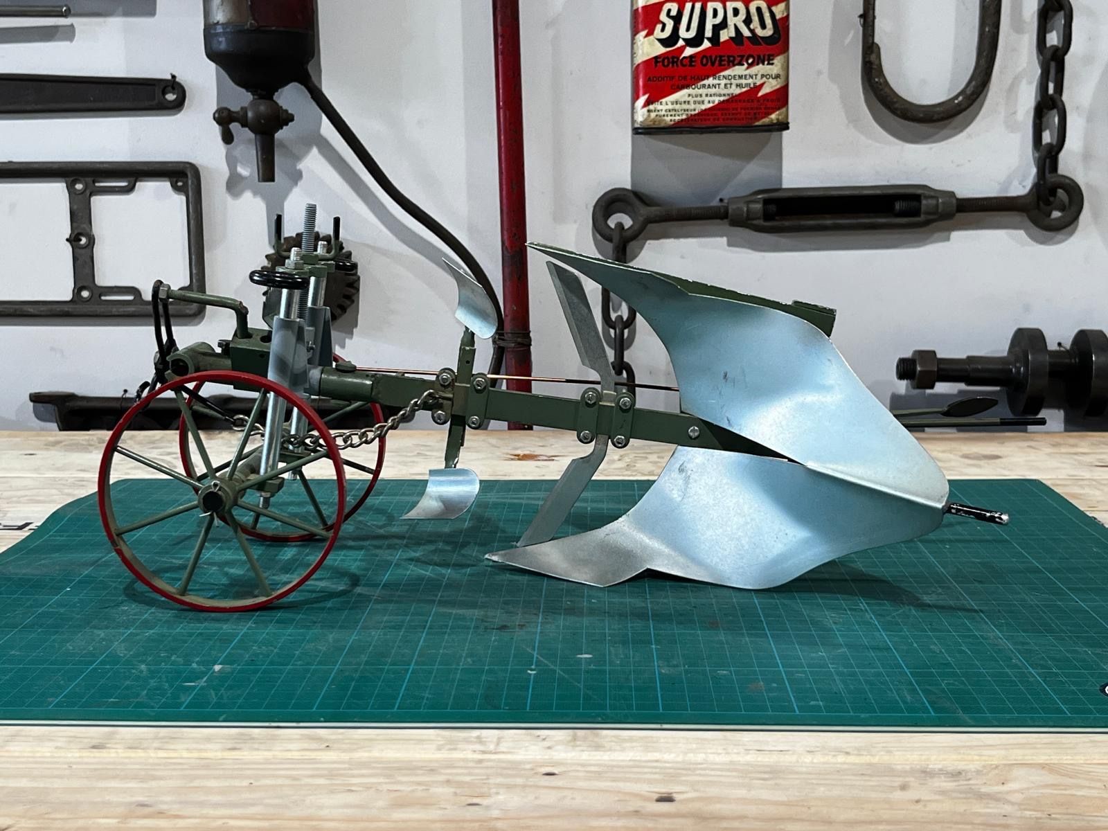 Kit di modellismo & Modellini statici: Schulmodell, Metallmodell Einschar Drehpflug ( Traktor ) – Usato da Luzern venduto da Fracht-Design 4