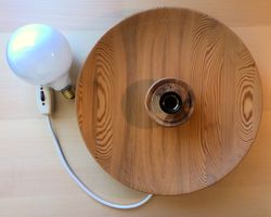 Runde Wandleuchte aus Holz mit Schalter und Glühbirne