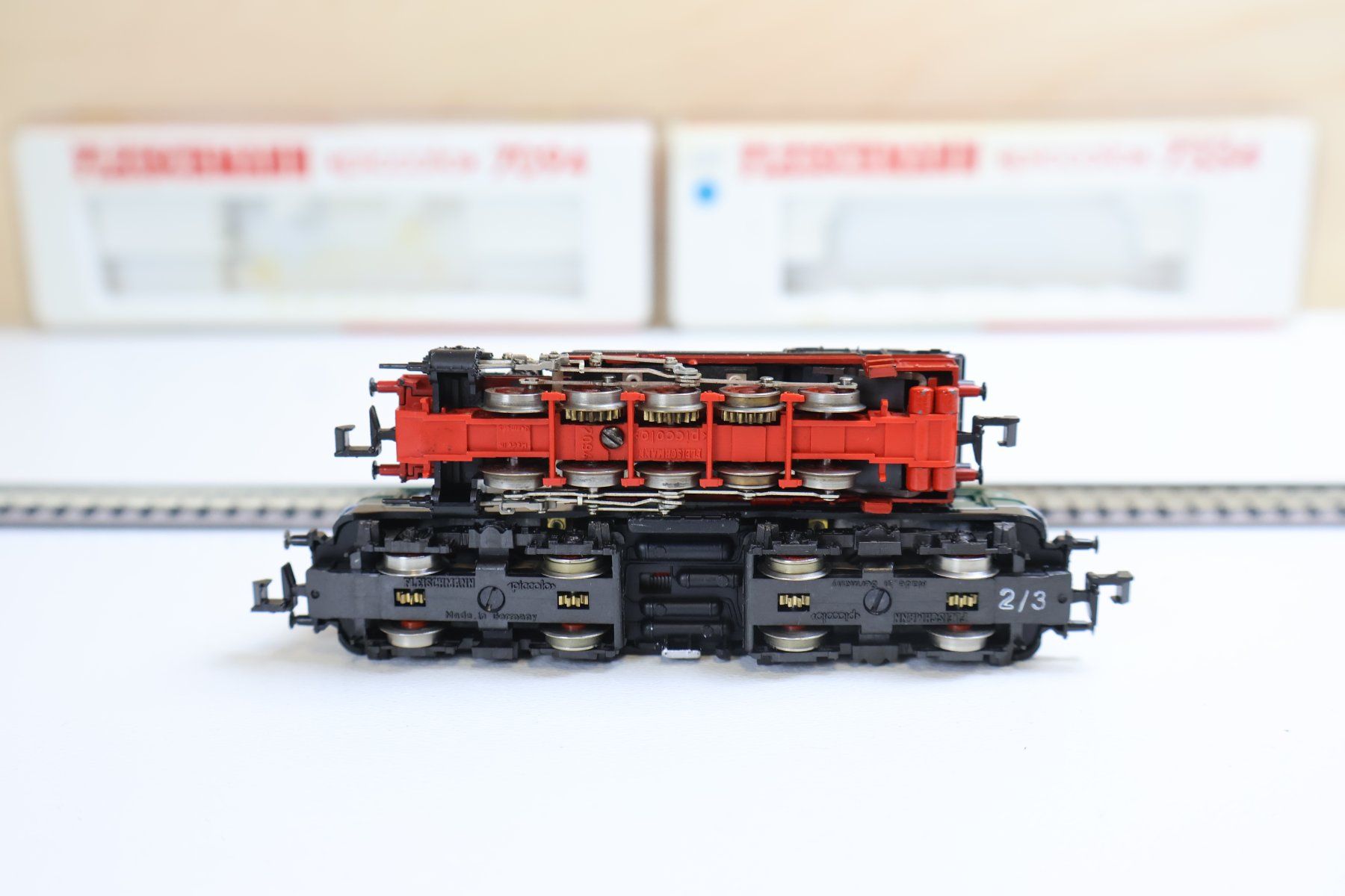 Fleischmann Modellini di ferrovie: Fleischmann Doppelpack Dampflok 7094 & grosse E-Lok 7334 - N – Usato da Winterthur venduto da Monstera 6