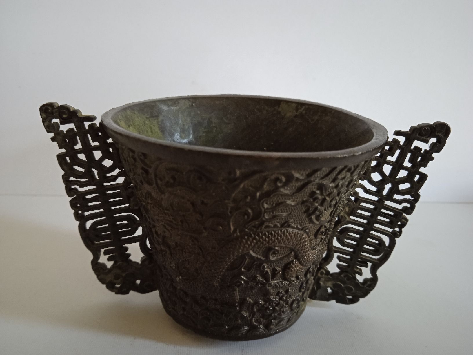 Vase & Récipients: Ein chinesischer Bronzebecher in Drachenform.  – D'occasion à Luzern par sse_hph5 5