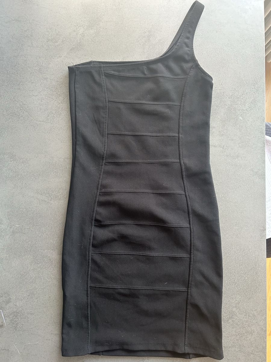 Bershka Vestiti: One-shoulder black dress – Nuovo (secondo la descrizione) da Winterthur venduto da sel_g95h 1