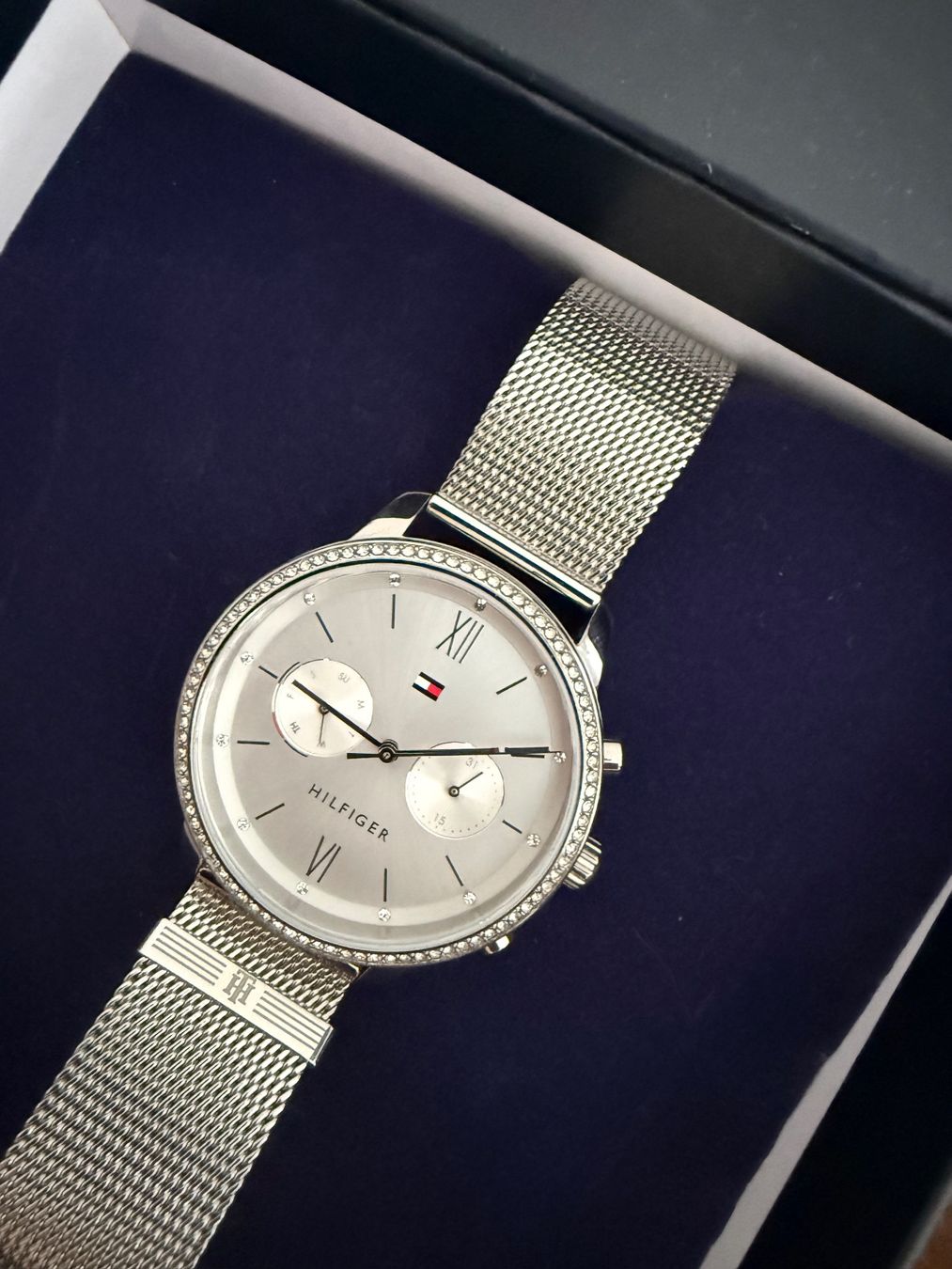 Tommy Hilfiger Uhren: Tommy Hilfiger Damenuhr Silber – Gebraucht aus Bettlach von val_95hq