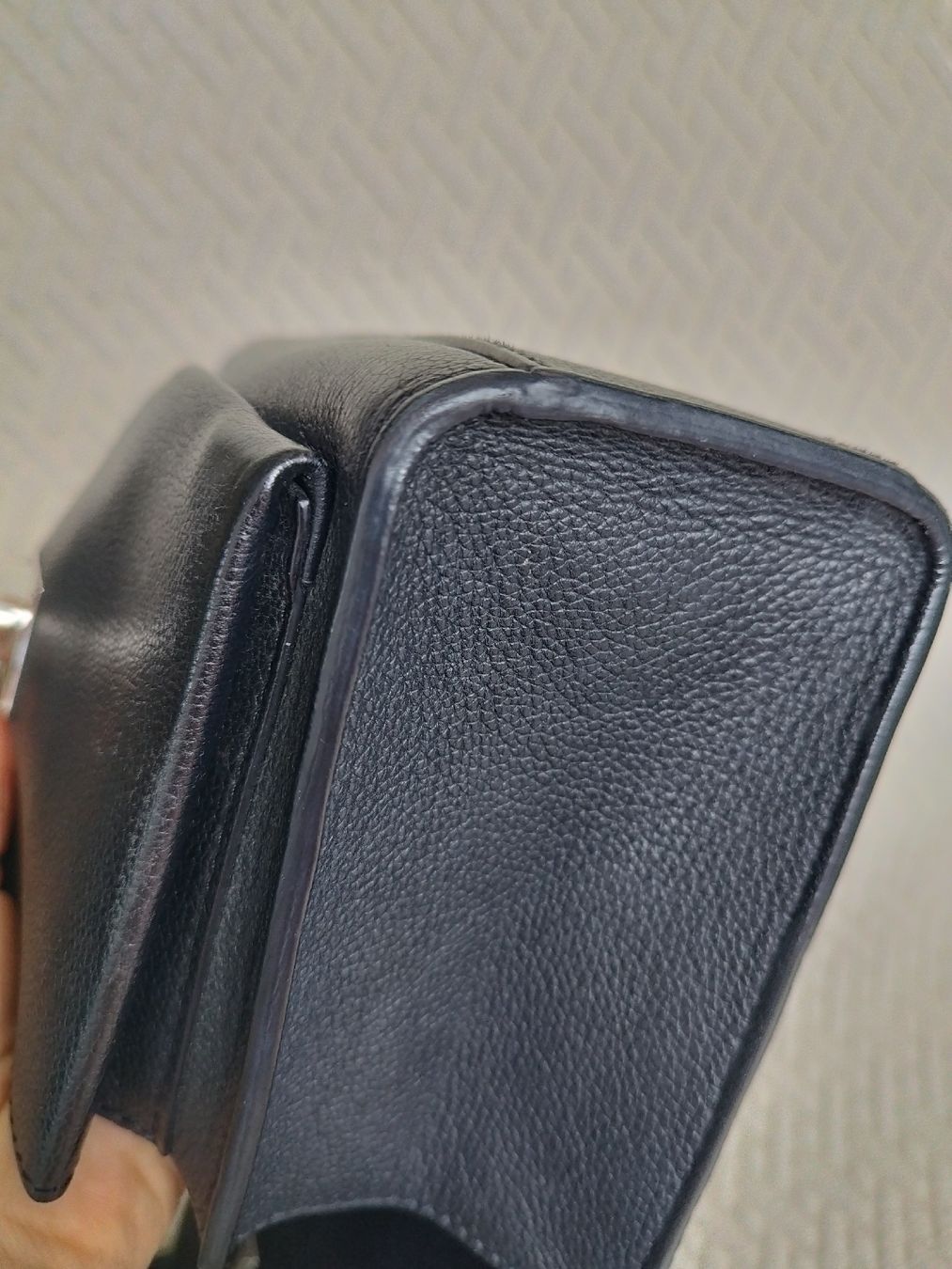 Louis Vuitton Taschen für Damen: Louis Vuitton Lock Me  Black Leather Shoulder Bag, stylish! – Gebraucht aus Silvaplana von gin_h6nz 9