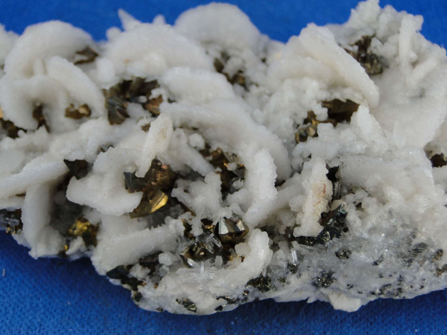 Minerali & Pietre curative: Quartz psm Baryt mit Chalkopyrit – Usato da Schinznach Bad venduto da Demerald 2