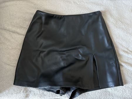 Skort Amisu Kunstleder schwarz Grösse 38 guter Zustand