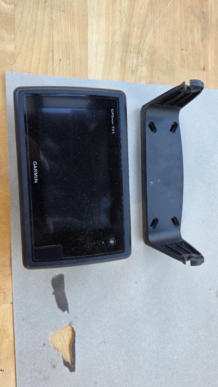 Garmin Navigatori: GPS Kartenplotter Garmin GPSmap 721 mit Halterung gebraucht – Usato da Baar venduto da OMH94