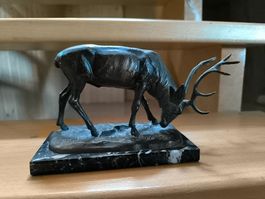 Antike Hirsch-Skulptur / Bronze-Optik auf echtem Marmor