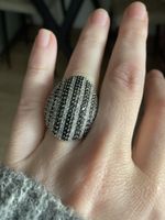 Schöner Ring mit schwarzen und weissen Steinen