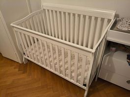 Lit bébé avec hauteur du matelas réglable