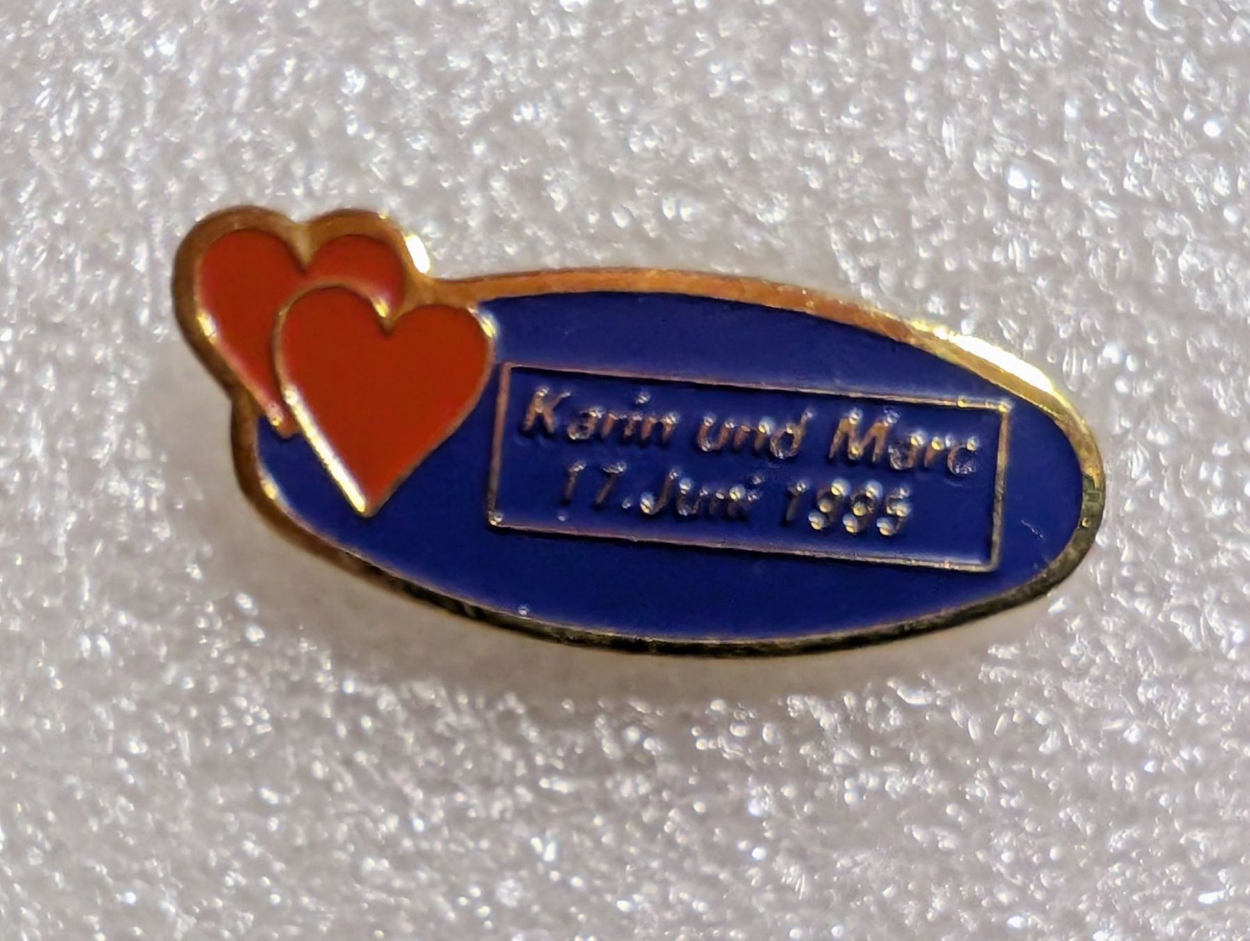 Plaketten & Abzeichen: Ansteckpin 144: Karin und Marc – Gebraucht aus Oppligen von Pin-Fall-Shop