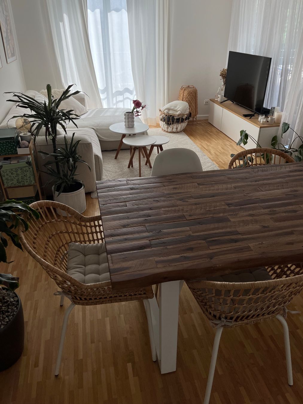 Tavoli: Holztisch mit weissen Beinen – Usato da St. Gallen venduto da tan_q6nd 5