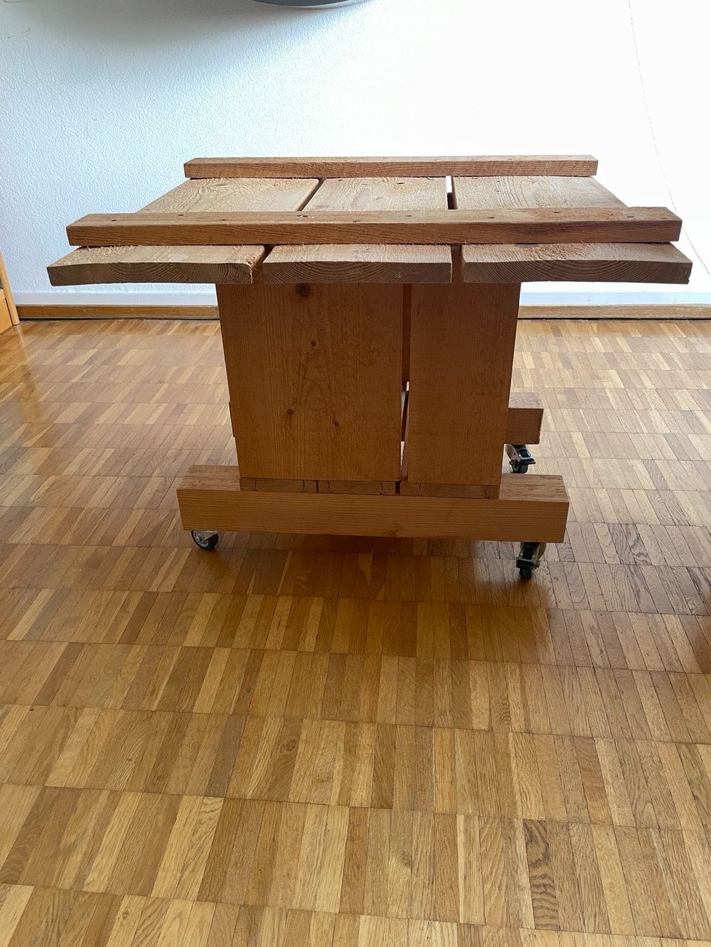 Tische: Holztisch mit Rollen – Gebraucht aus Zürich von Singen11 2