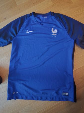 Blaues Fussballtrikot Frankreich. l- Perfekt für den Sommer