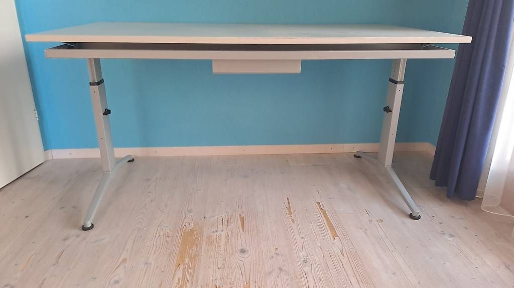 Schreibtische: Bürotisch Metall/Holz  – Gebraucht aus Biglen von Bit3 2