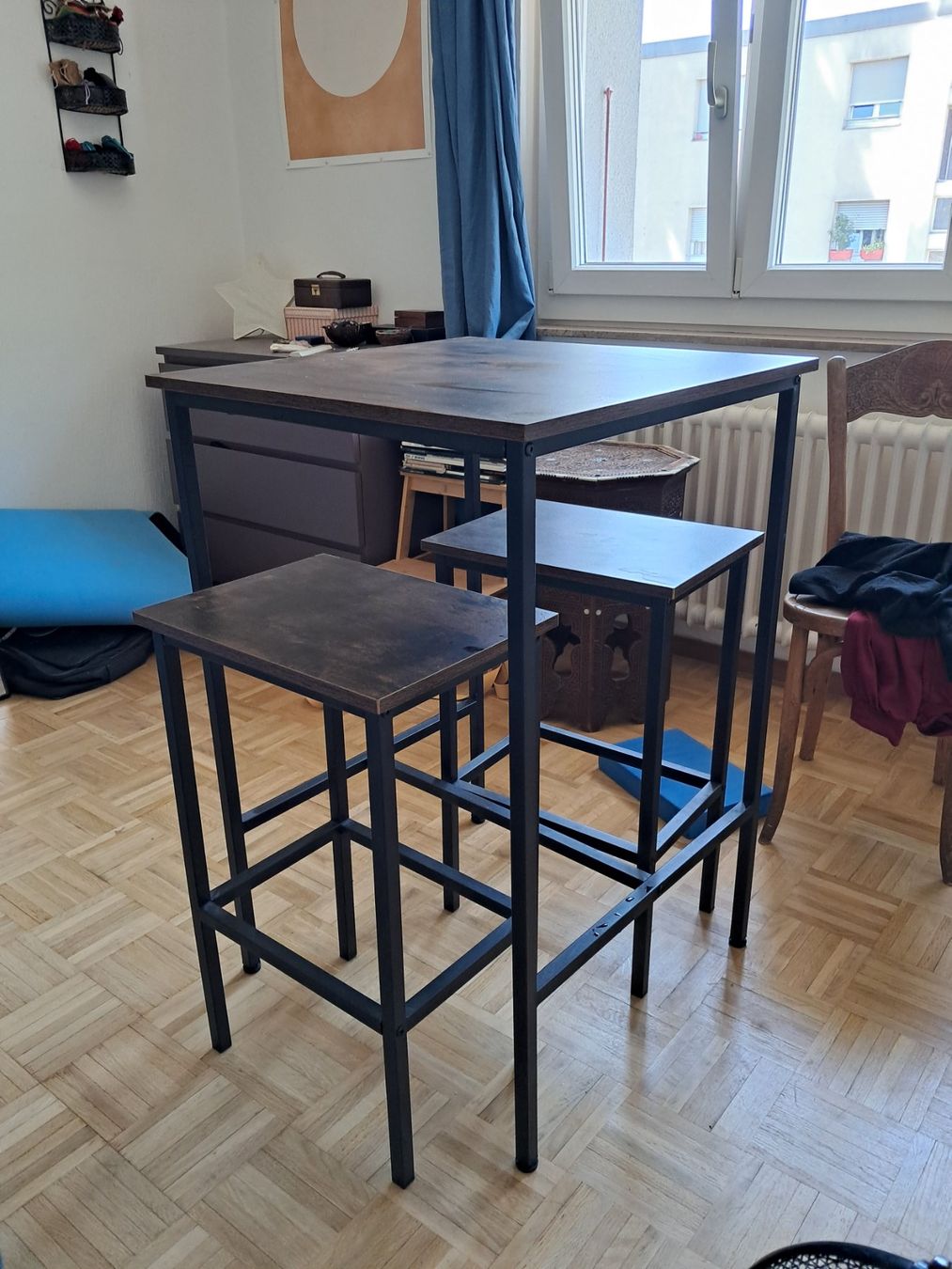 Gonser Tavoli: Table haute vintage avec tabourets – Usato da Lausanne venduto da Lilililili