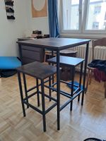 Table haute vintage avec tabourets