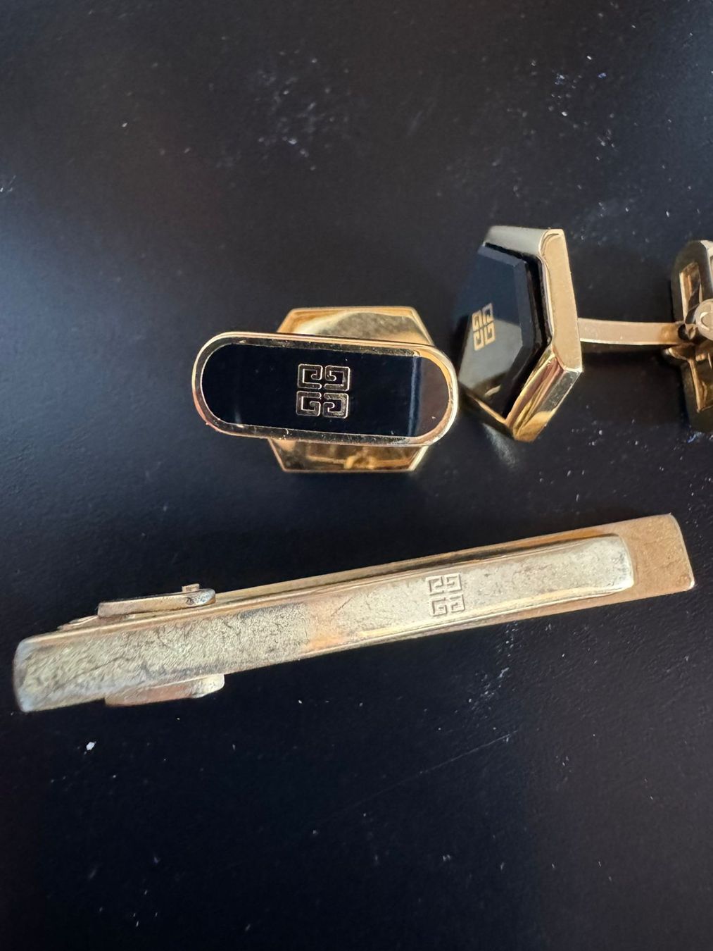 Givenchy Gemelli: Givenchy Manschettenknöpfe & Krawattenklammer Set Vintage – Usato da Winterthur venduto da Dejv 1
