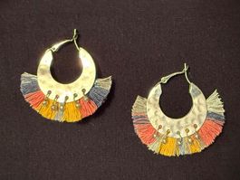 Farbige Boho Quasten Fächer Ohrringe mit silbernen Details