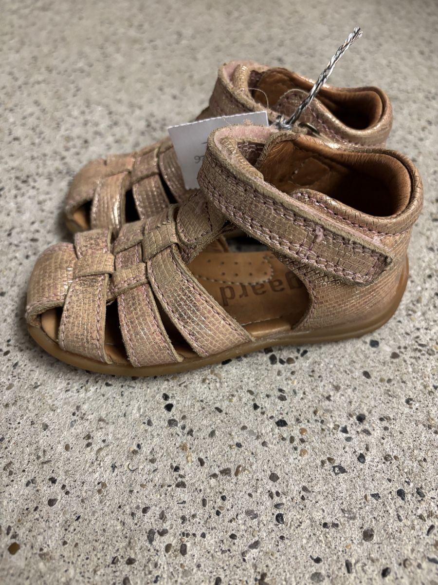 Bisgaard Scarpe per ragazze: Bisgaard Sandalen Roségold, Grösse 23 – Usato da Büren an der Aare venduto da Nikito2001