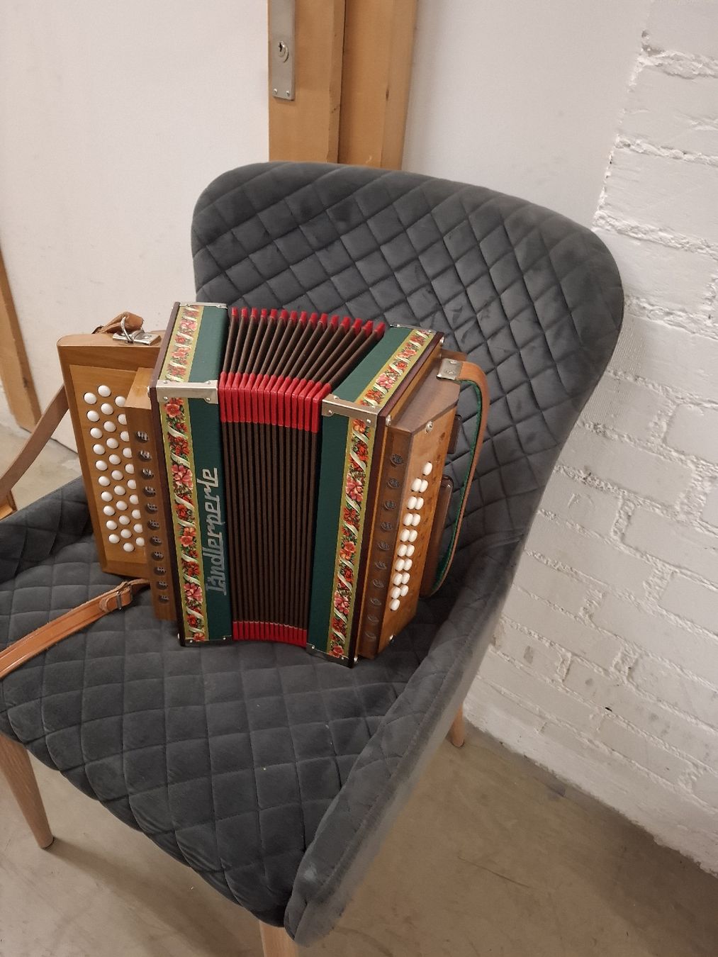 Strumenti musicali: schwyzerorgeli.wie neu – Usato da Villeneuve venduto da BibiVintage