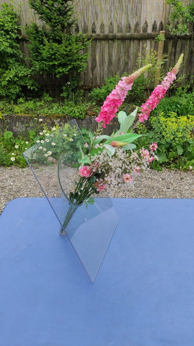 Vasen & Gefässe: Designer Vase aus Plexiglas – Gebraucht aus Zürich von iddlyriddly