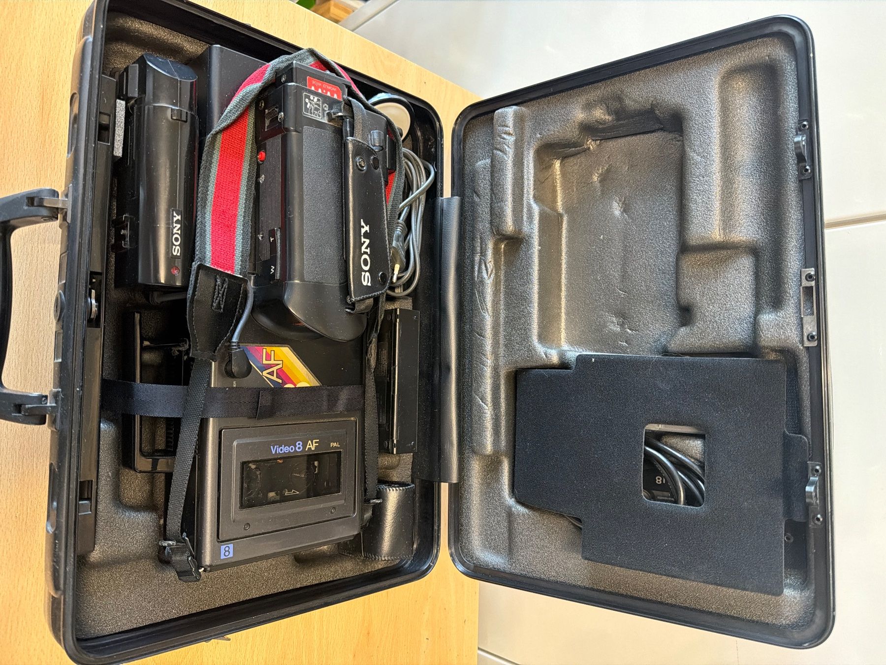 Sony Videocamere: Sony Camcorder CCD-V8AF-E mit Koffer gebraucht – Nuovo (secondo la descrizione) da St. Gallen venduto da ima_h6l9 2