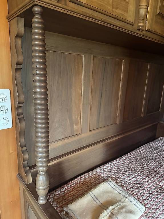 Büffets: Eckmöbel mit Couch, Nussbaum massiv – Gebraucht aus Appenzell von mj198023 1