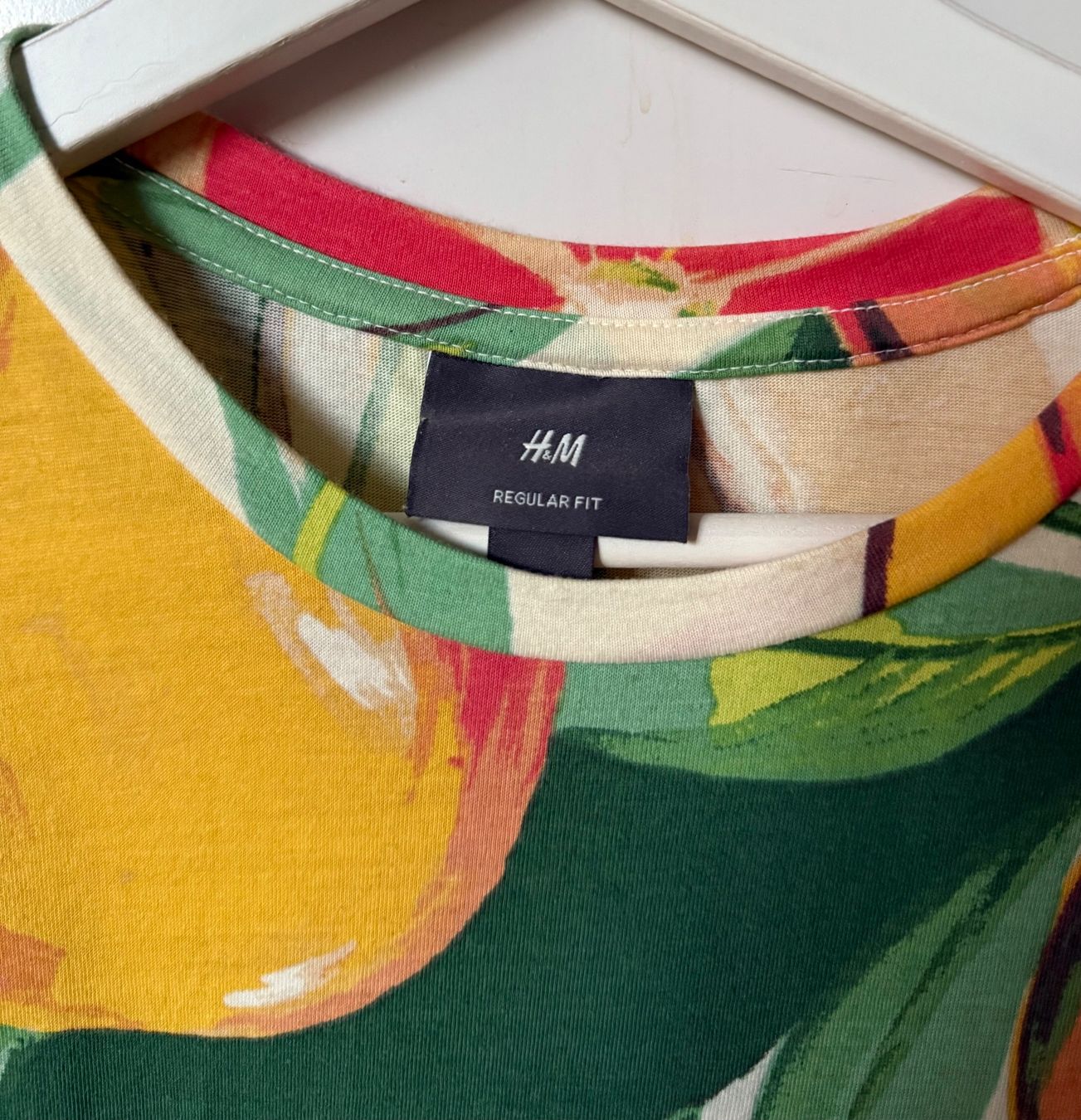 H&M T-shirts: H&M T-Shirt mit Fruchtmuster – D'occasion à Wohlen AG par thr_t5x8 2