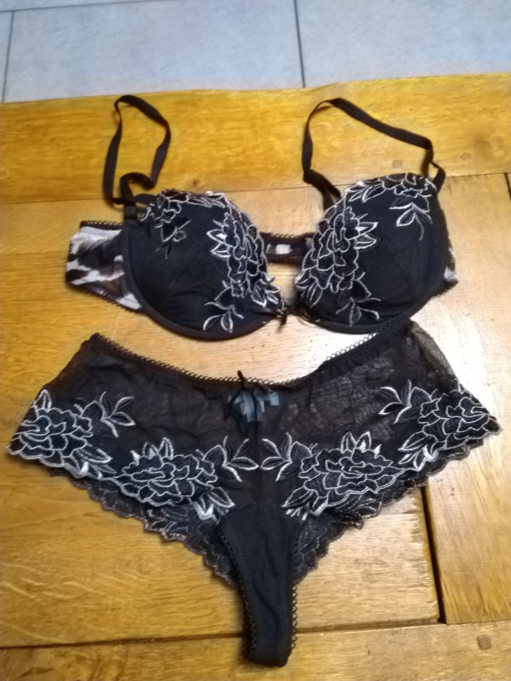Guess Altra biancheria intima: Unterwäsche – Usato da Rieden AG venduto da Galina11