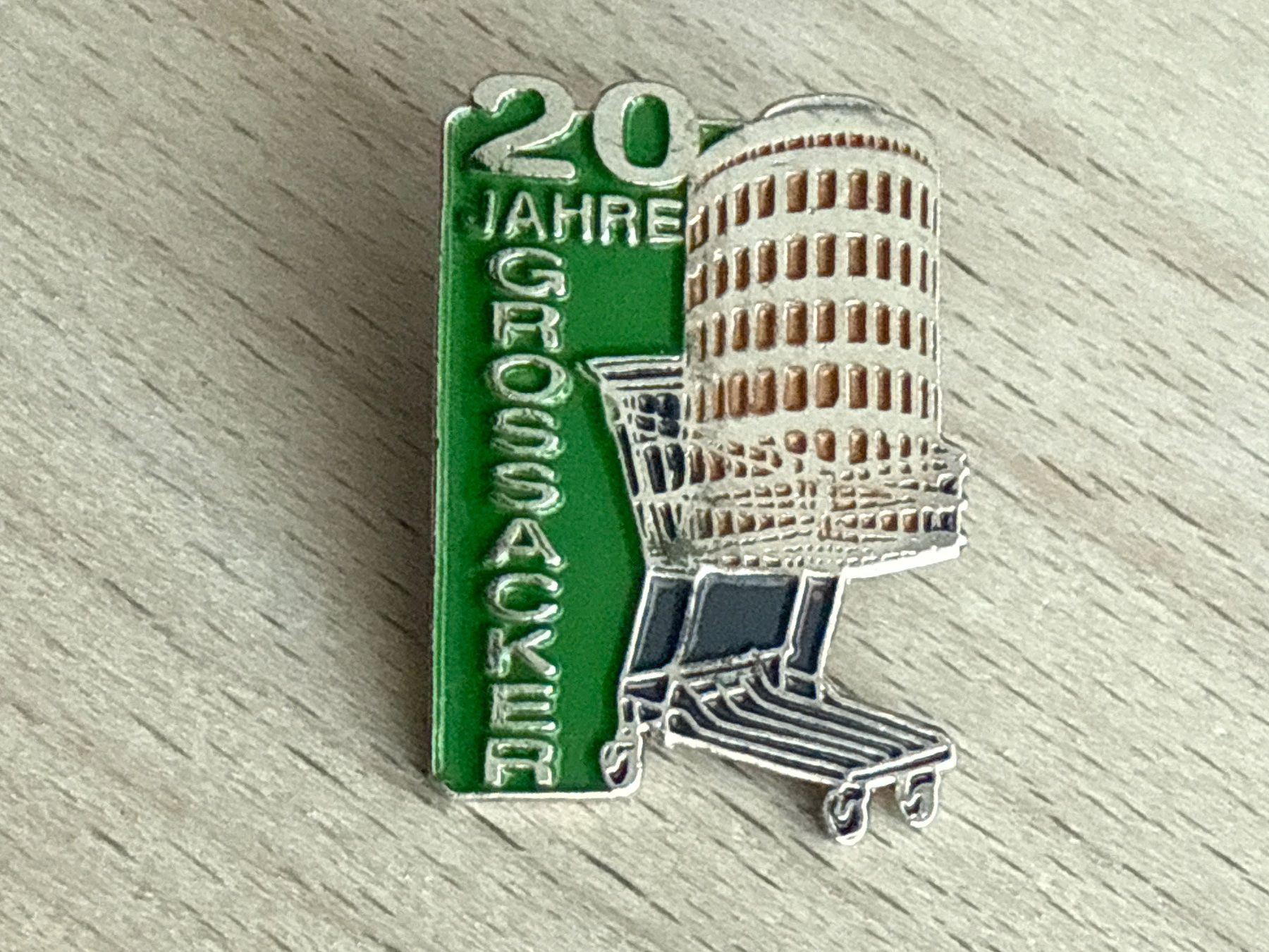 Plaquettes & Badges: Pin 20 Jahre Grossacker – D'occasion à Glattbrugg par Schweigmatt