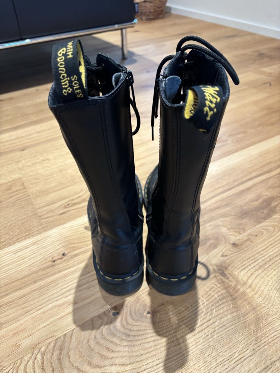 Dr. Martens Damenschuhe: Dr. Martens 1914 mit Rosen  – Gebraucht aus Sutz von charis1411 2
