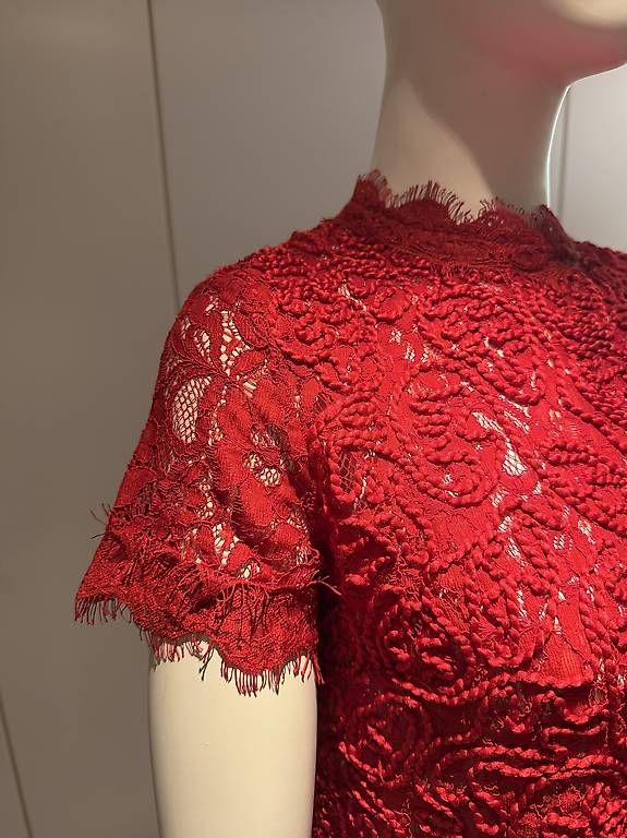 Tops: Chic pull rouge en dentelles 36  – D'occasion à Genève par flocon06 1