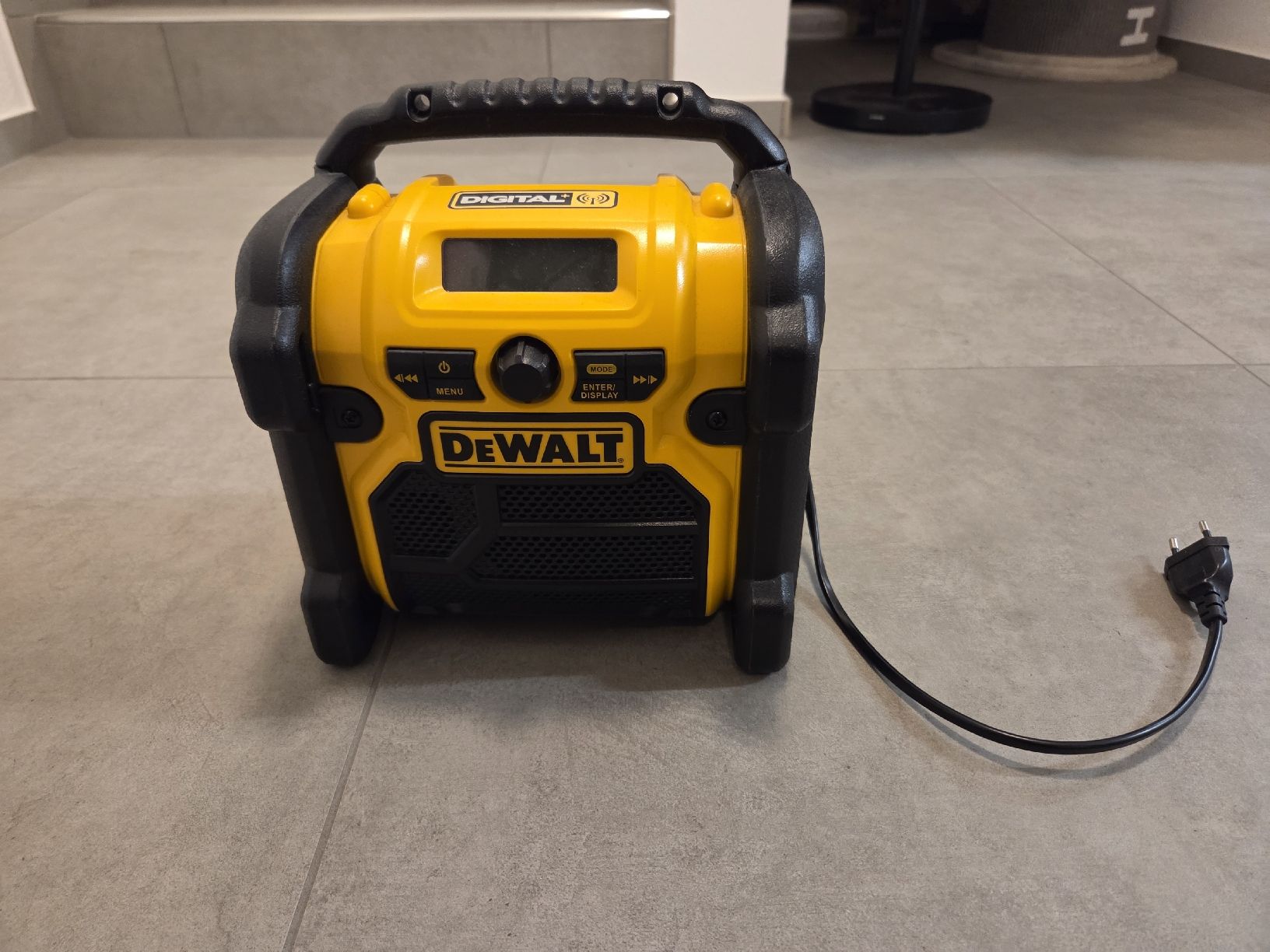 Dewalt Radio: DeWalt Baustellenradio  – Usato da Uezwil venduto da Jillenzio