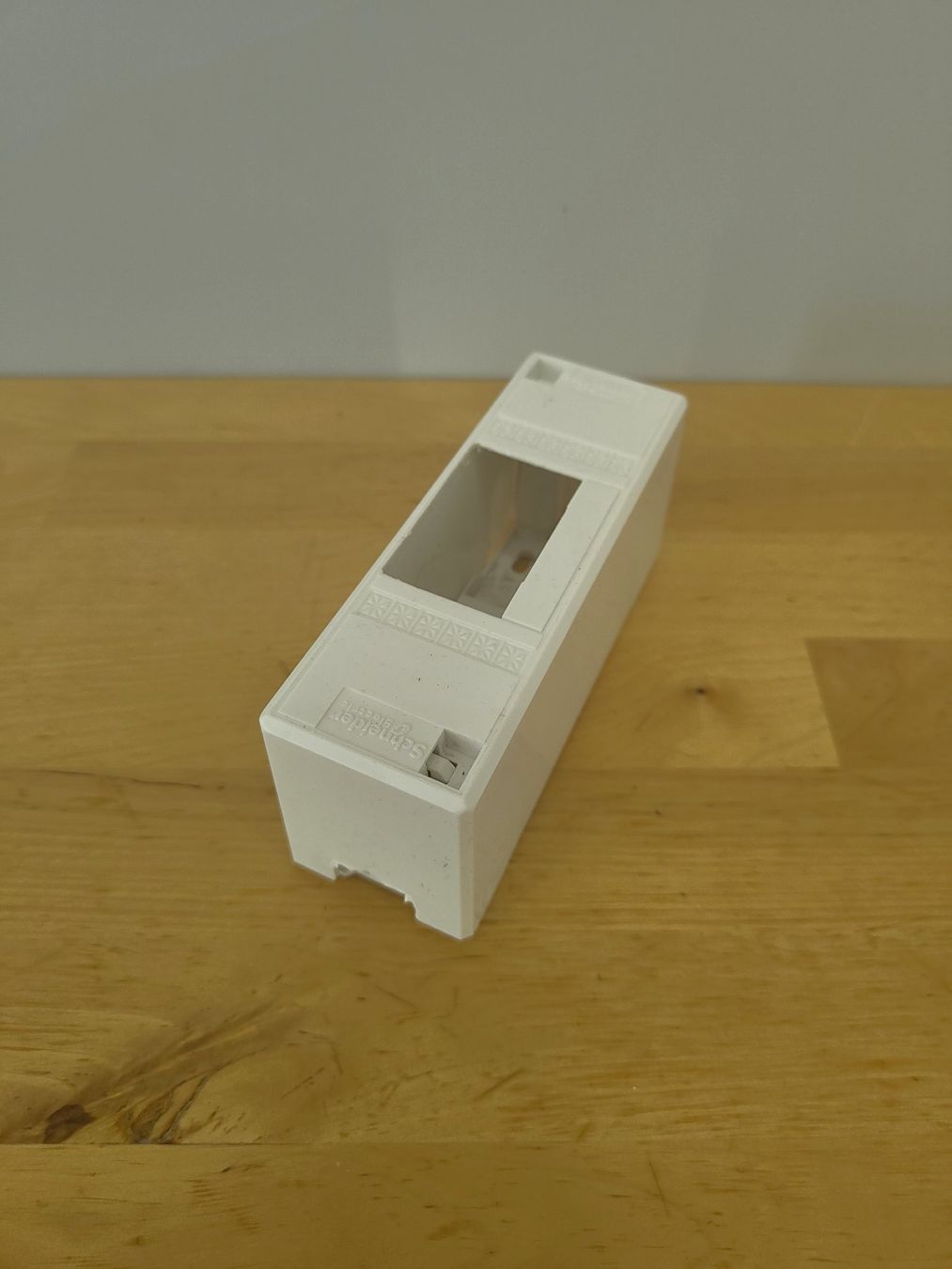 Schneider Alimentazione elettrica: Schneider Electric AP Gehäuse Distribution Box 2 Einheiten – Usato da Emmenbrücke venduto da BlSi