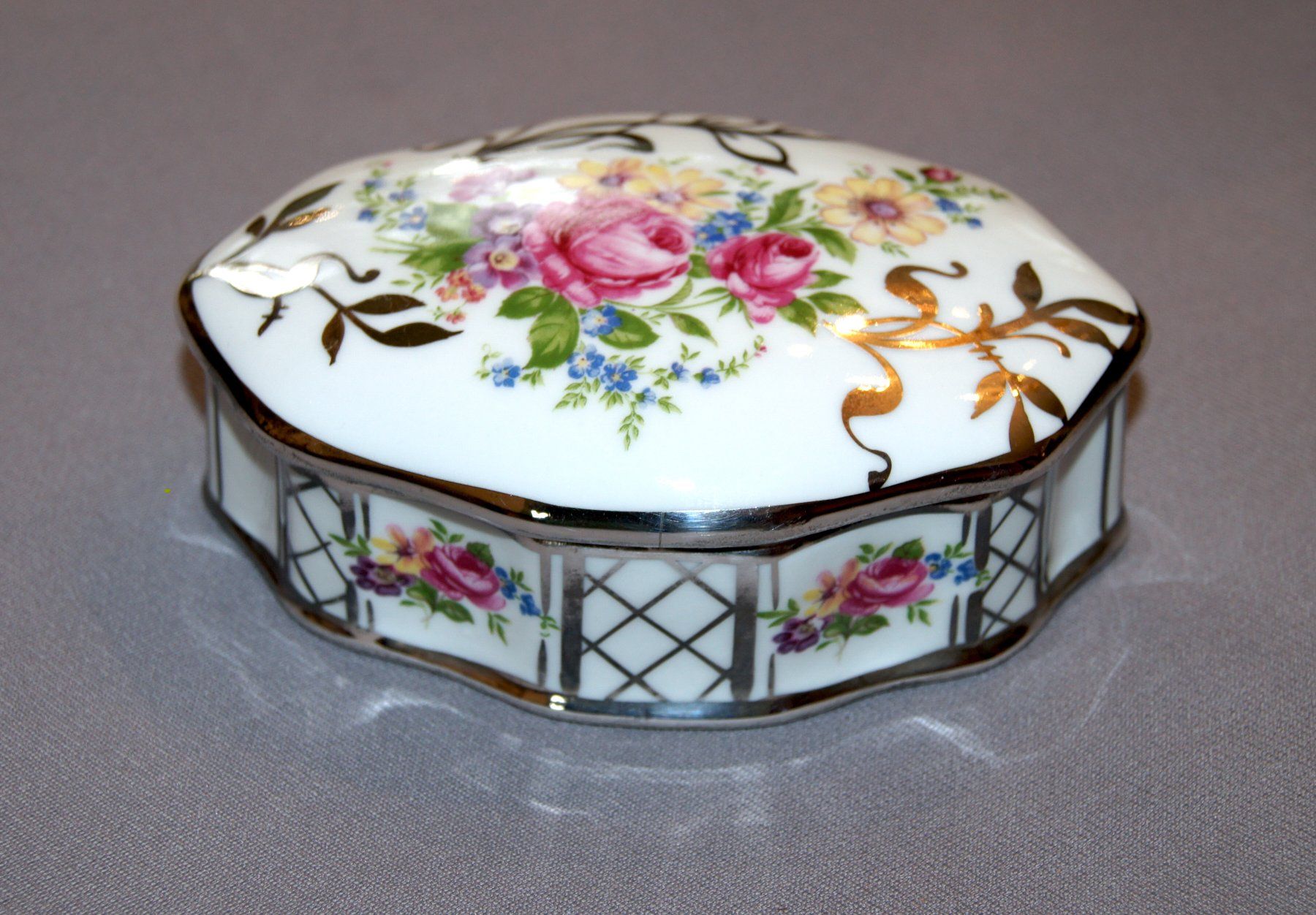Tutte le decorazioni: Wunderschöne  Deckeldose mit Rosendekor und Silberauflage – Usato da Geroldswil venduto da ARTEFACTO