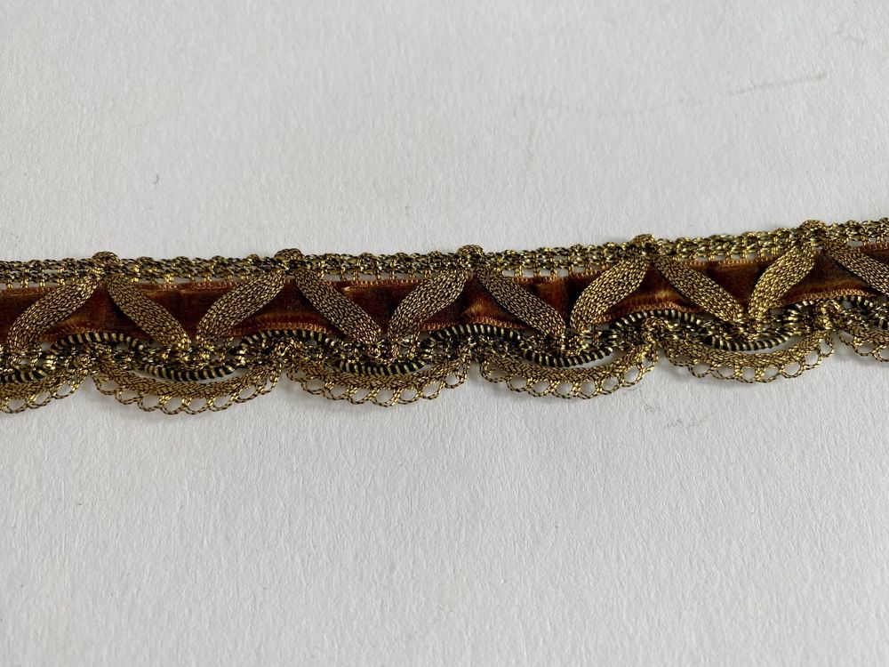 Samtband Mit Goldrand - 10 Yards Champagner