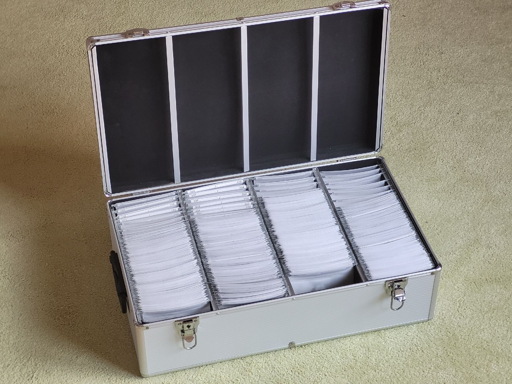 Valigie: CD Koffer Alu für 800 CDs oder DVDs – Usato da Wiesendangen venduto da samoalk