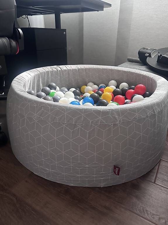 Spielzeuge: Bällebad 78x58x34 – Gebraucht aus Oberwil BL von Elle3003