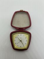 [VINTAGE]: Mechanischer Reisewecker mit rotem Etui