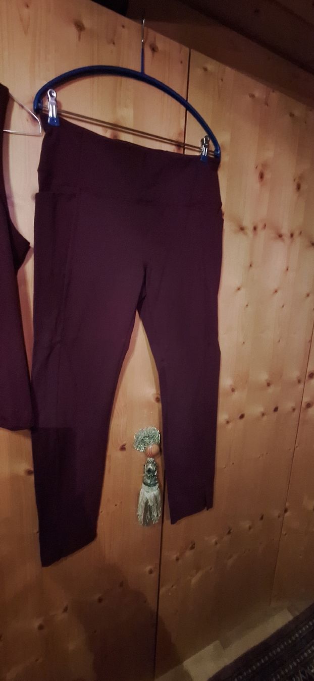 Kleiderpakete: Yoga Set Hose Athleta und 2 Tops  – Gebraucht aus Männedorf von Livingston