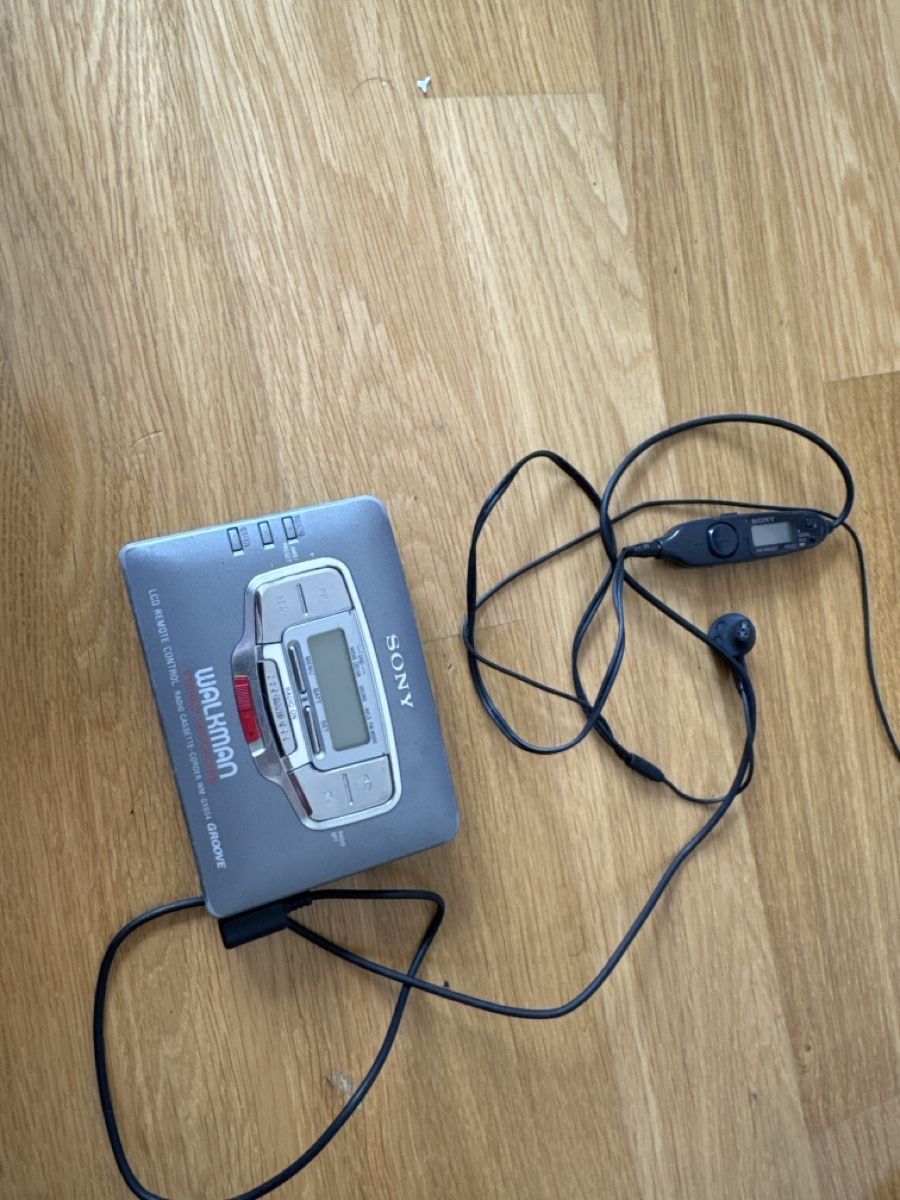 Sony Lecteur media portable: Sony Walkman CD Player Discman mit Kopfhoerer gebraucht – D'occasion à Zürich par zaz_5d69