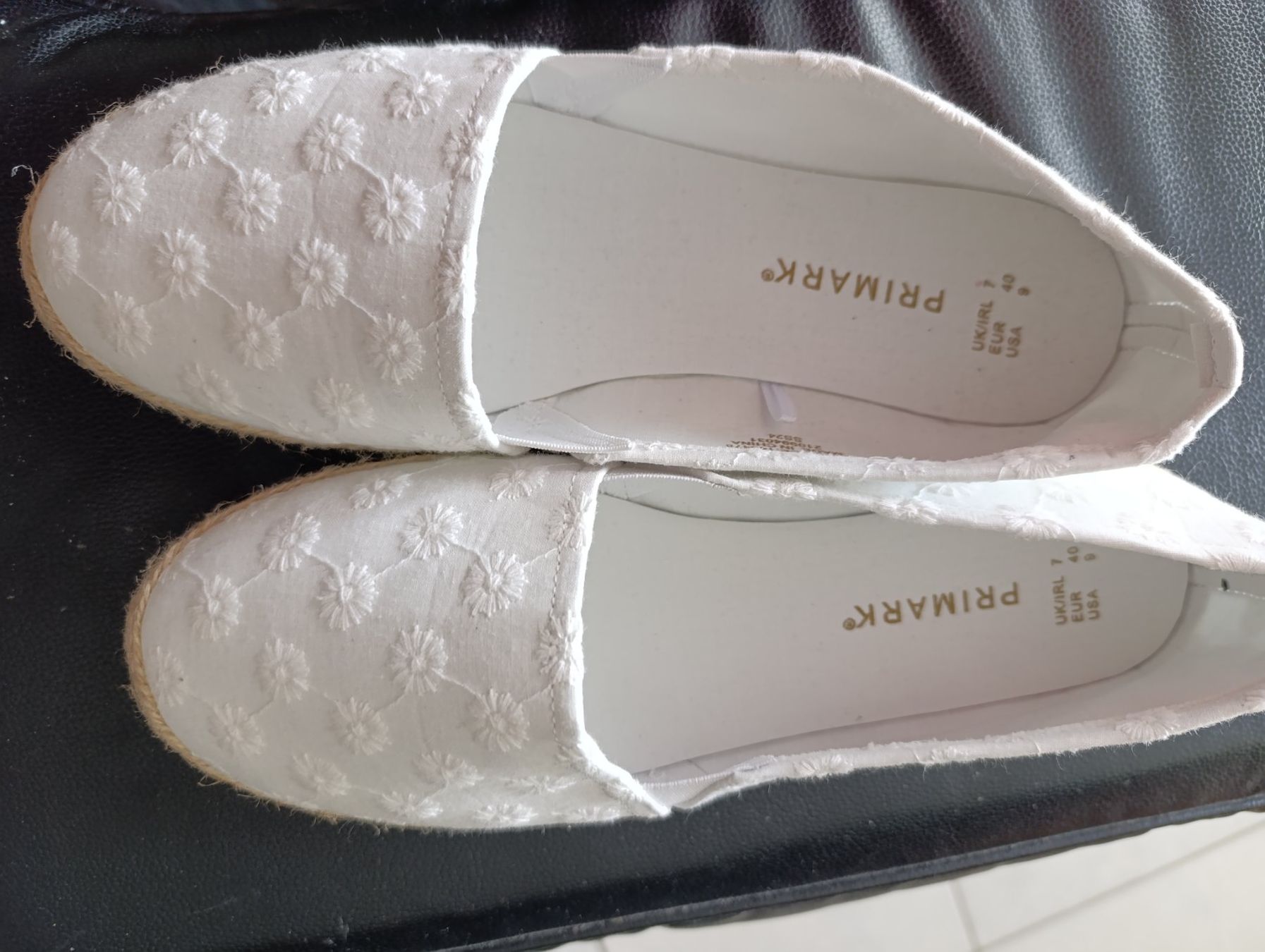 Scarpe da donna: Chaussures en tissu blanc – Nuovo e nell'imballaggio originale da St-Cergue venduto da Neviana