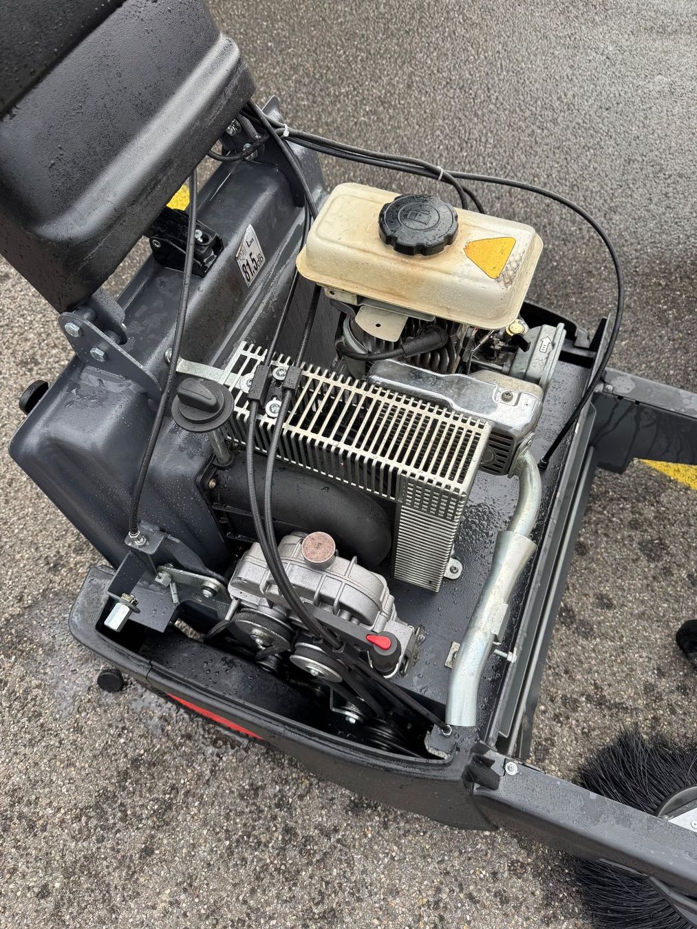 Tutte le macchine: Kehrmaschine mit Benzinmotor – Difettoso da Zäziwil venduto da Motorgeraete 3