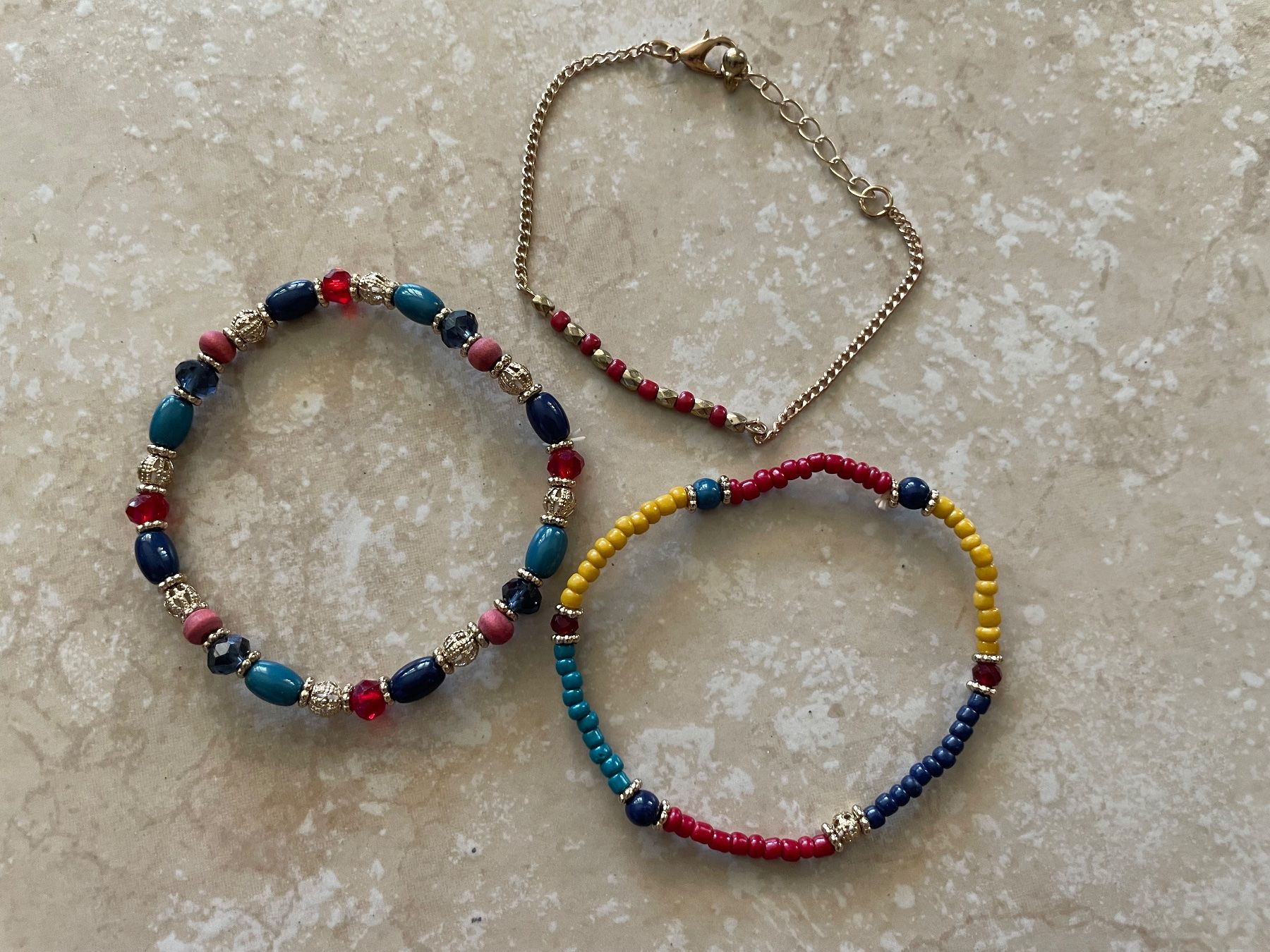 Bracciali & Braccialetti: Drei Armbänder mit bunten Perlen – Usato da Adlikon b.Regensdf venduto da SimoneO01 1