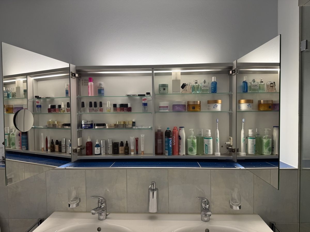 Armadietti a specchio:  Badezimmer Spiegelschrank mit Beleuchtung. – Usato da Richterswil venduto da ruediko