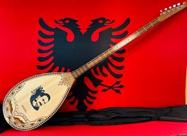 Albanisches Musikinstrument Shrki Walnussholz