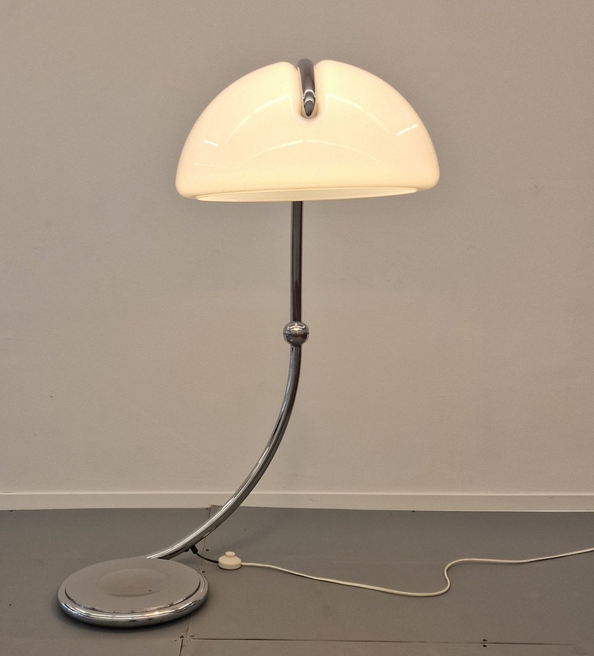 Lampade: Space Age Design, Stehlampe Serpente, Elio Martinelli, 70 – Usato da St. Gallen venduto da chambredirecte 2