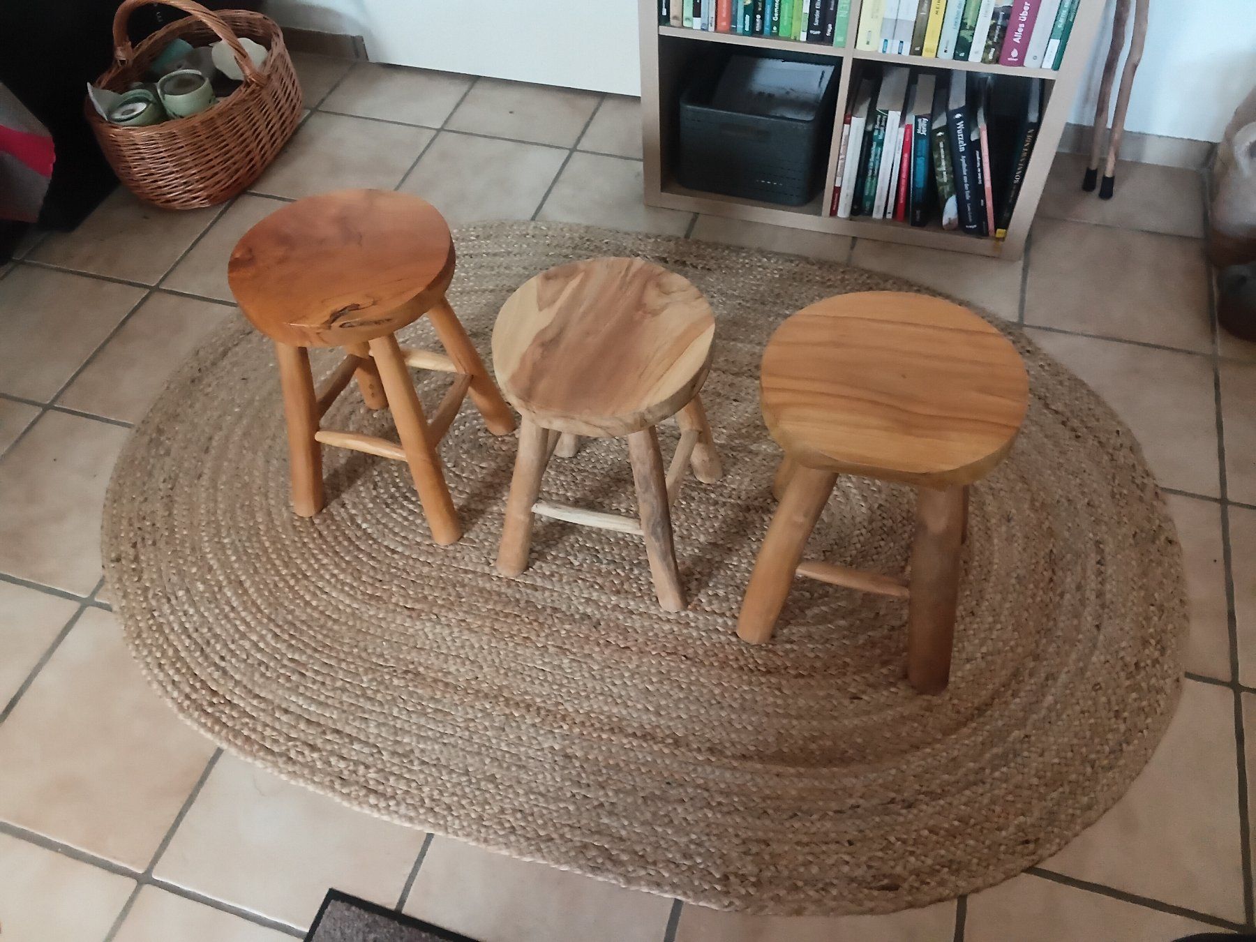 Sgabelli: 3 Holz Hocker Schemeli – Usato da Riniken venduto da Kandergrund86