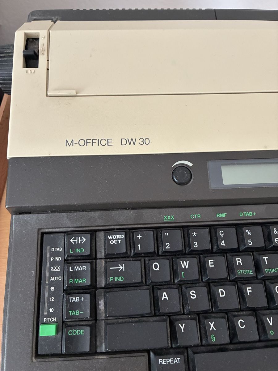 Macchine da scrivere: Schreibmaschine elektornisch – Difettoso da Zürich venduto da dep_x5j7 1