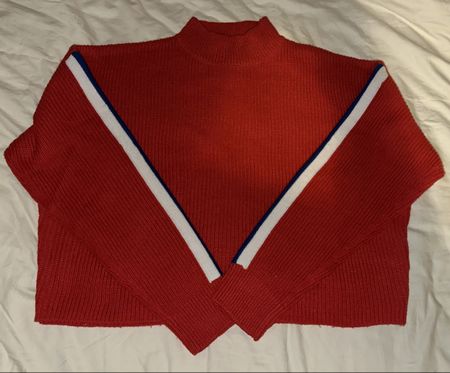 Roter Strickpullover mit Streifen - Kuschelig für den Winter